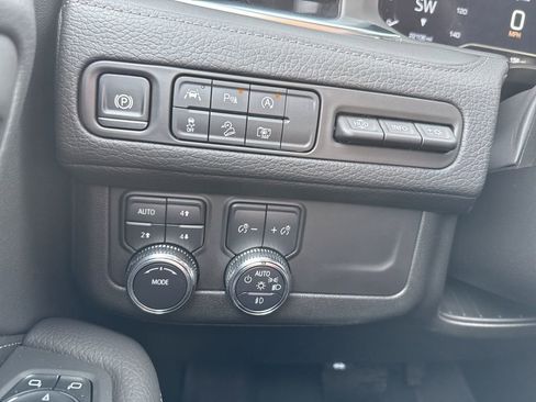 Used 2024 GMC Yukon XL Denali image 16