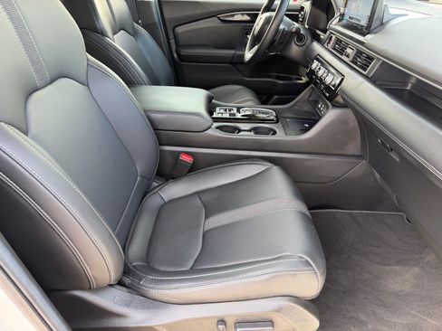 Used 2025 Honda Pilot Touring image 12