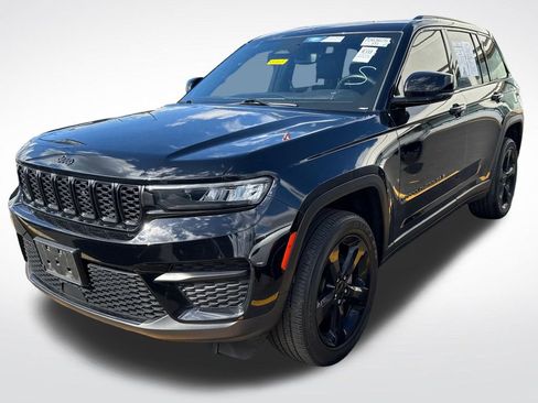 Used 2023 Jeep Grand Cherokee Altitude AWD/4WD image 6