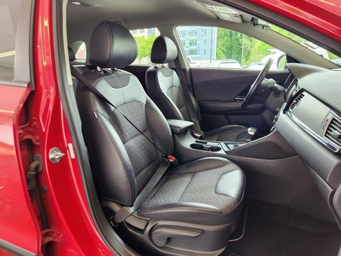 Used 2017 Kia Niro EX FWD image 4