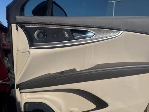 Used 2020 Lincoln Nautilus Reserve w/ Equipment Group 201A image 9