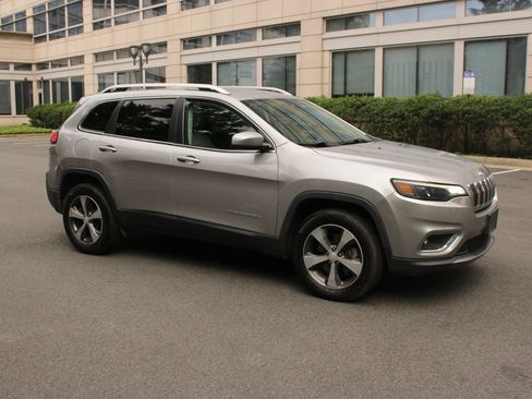 Used 2019 Jeep Cherokee Limited AWD/4WD image 2