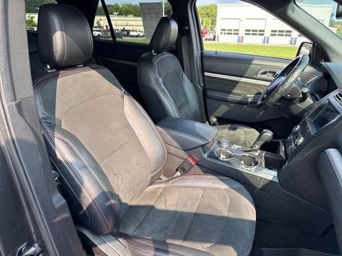 Used 2019 Ford Explorer XLT w/ Equipment Group 202A AWD/4WD image 13