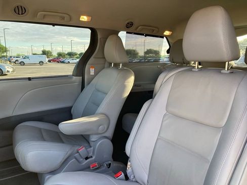 Used 2020 Toyota Sienna XLE image 11