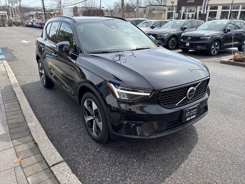 Used 2025 Volvo XC40 B5 Plus image 7