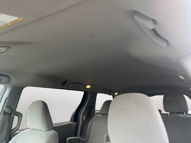 Used 2015 Toyota Sienna LE AWD/4WD image 12