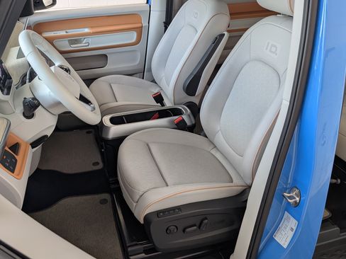 Used 2025 Volkswagen ID. Buzz 1st Edition RWD image 17
