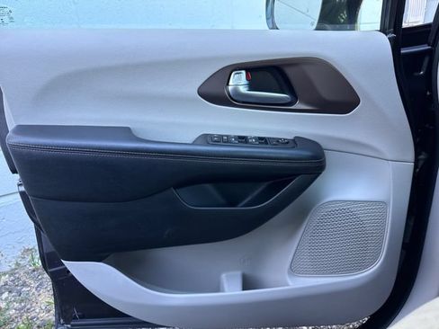 Used 2017 Chrysler Pacifica Touring-L FWD image 22