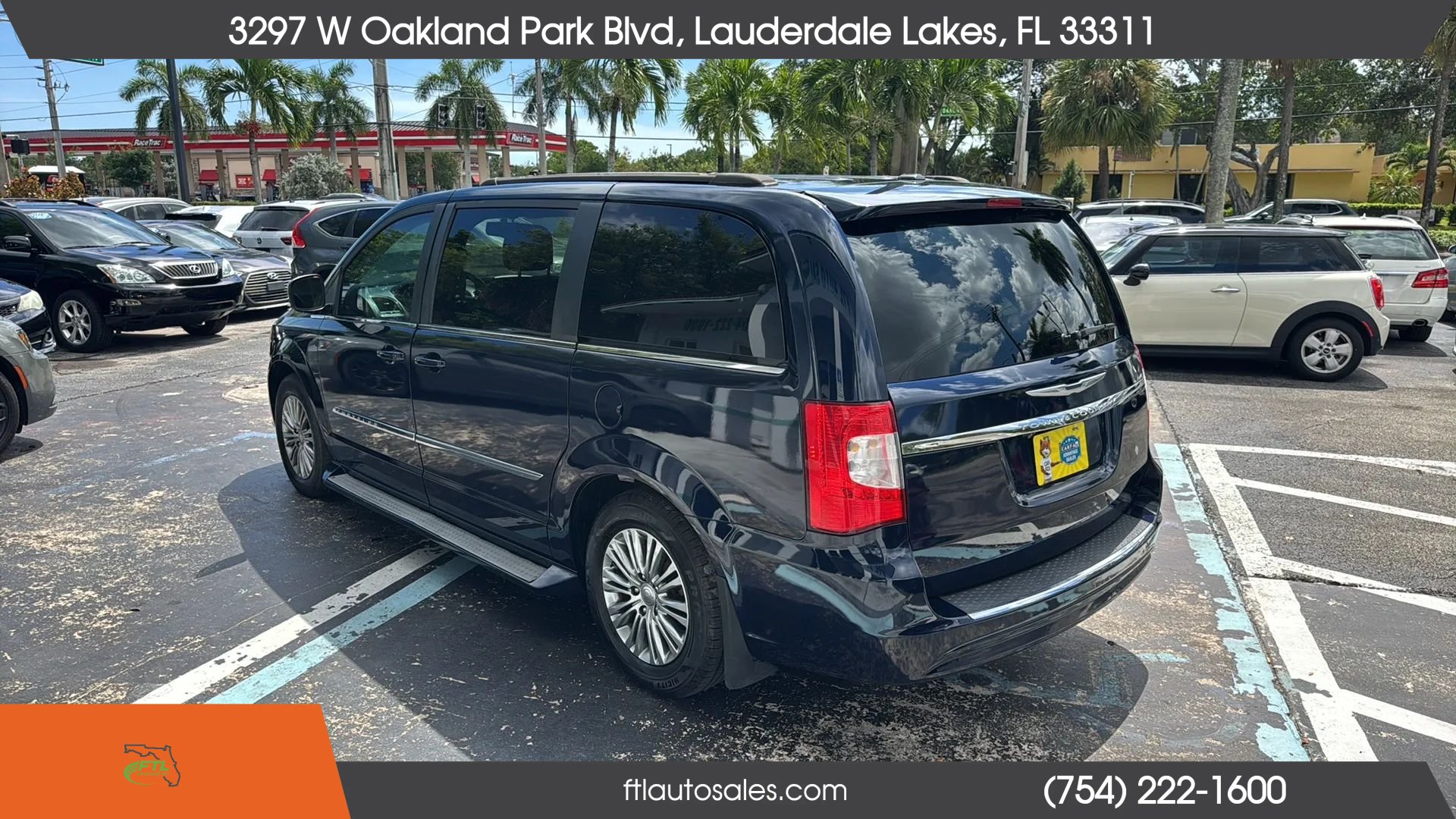 Used 2014 Chrysler Town & Country Touring-L FWD image 8
