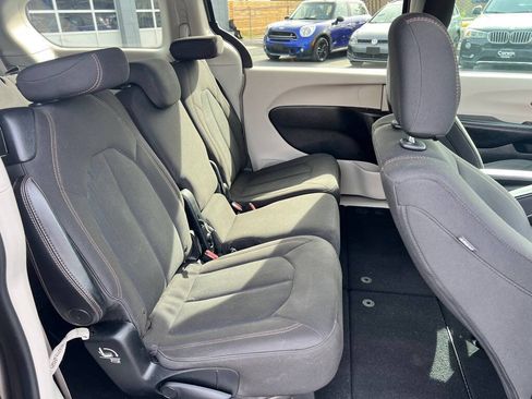 Used 2017 Chrysler Pacifica Touring FWD image 10