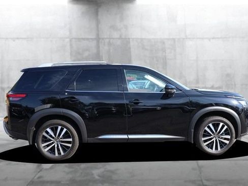 Certified 2025 Nissan Pathfinder Platinum FWD image 5