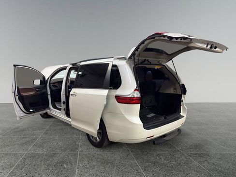 Used 2018 Toyota Sienna Limited image 11