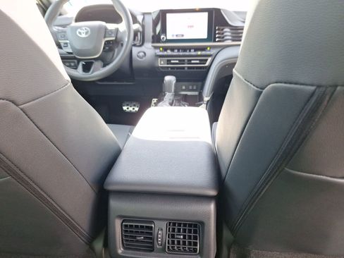 Used 2025 Toyota Camry SE image 32