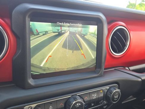 Used 2018 Jeep Wrangler Rubicon AWD/4WD image 13