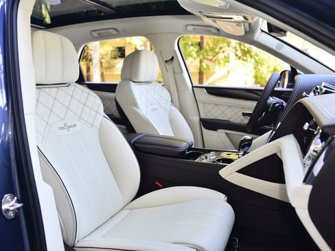 Used 2021 Bentley Bentayga AWD/4WD image 21