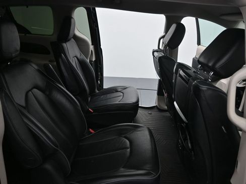 Used 2017 Chrysler Pacifica Platinum image 14