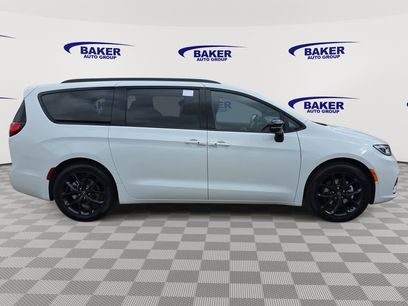 New 2026 Chrysler Pacifica Limited w/ Uconnect Theater Family Group