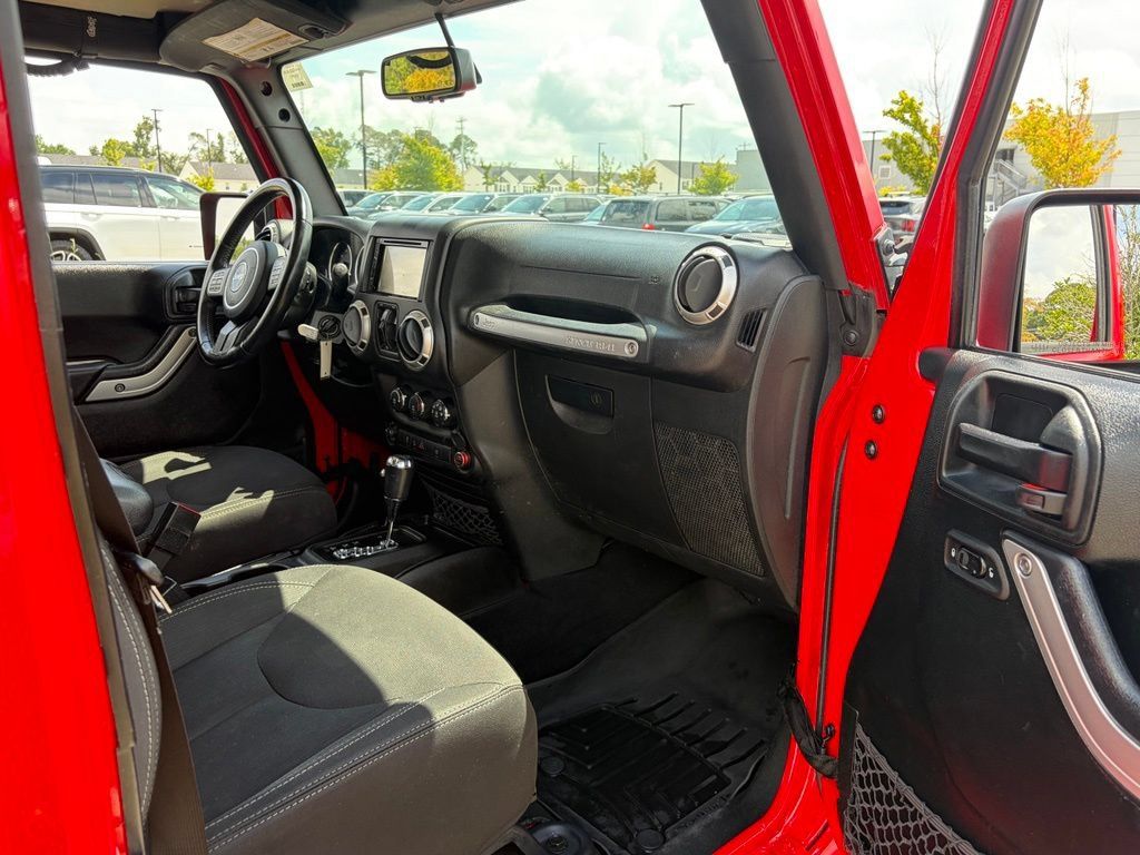 Used 2018 Jeep Wrangler Unlimited Sahara w/ Connectivity Group AWD/4WD image 37