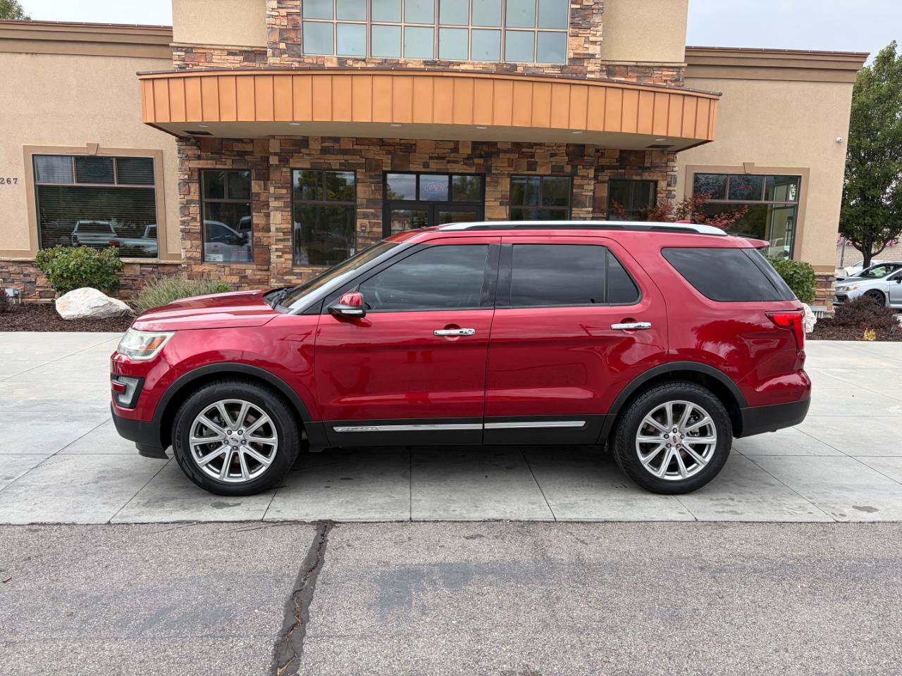 Used 2017 Ford Explorer Limited AWD/4WD image 2