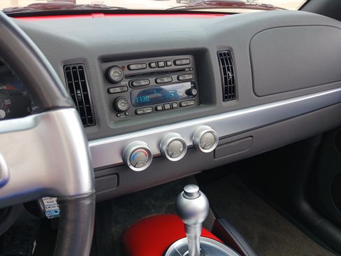 Used 2004 Chevrolet SSR w/ Preferred Equipment Group RWD image 11