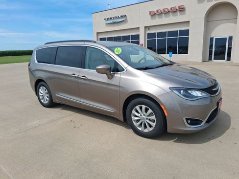 Used 2017 Chrysler Pacifica Touring-L FWD image 2