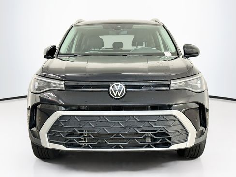 Used 2025 Volkswagen Taos SE AWD/4WD image 2