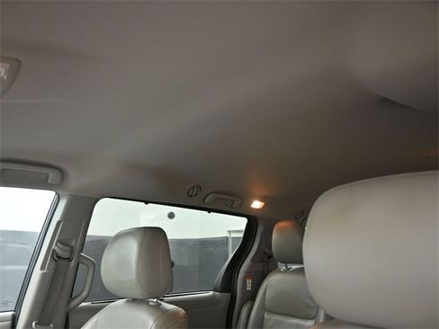 Used 2020 Toyota Sienna LE image 2