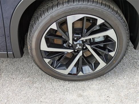 New 2025 Mitsubishi Outlander SE image 11