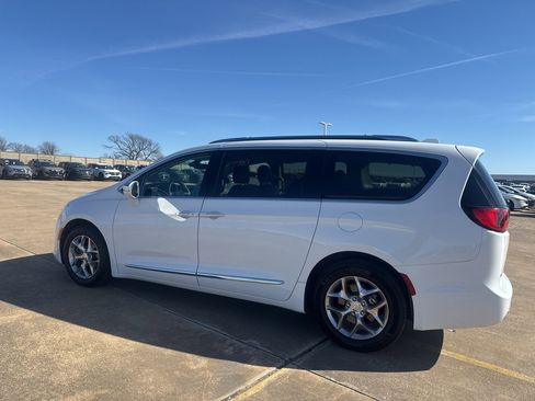 Used 2018 Chrysler Pacifica Limited image 9