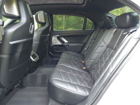 Used 2023 BMW 740i image 15