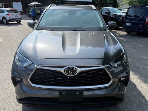 Used 2023 Toyota Highlander XLE AWD/4WD image 2