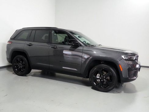 Used 2025 Jeep Grand Cherokee Altitude RWD image 1