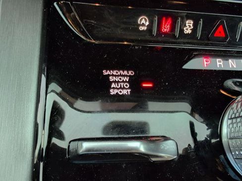 Used 2025 Jeep Wagoneer 4WD image 13