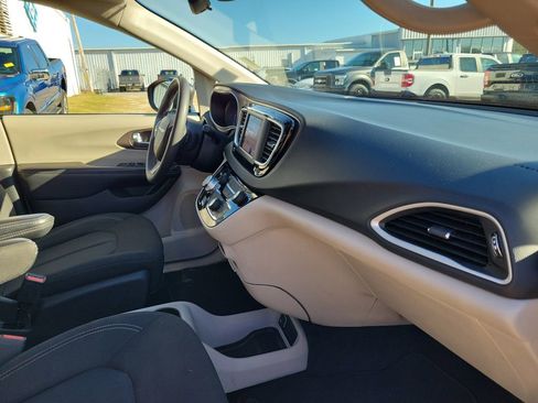 Used 2023 Chrysler Voyager LX FWD image 34