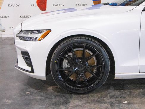 Used 2019 Volvo S60 T6 R-Design image 17