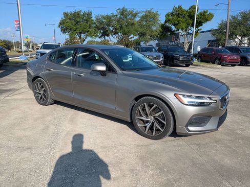 Used 2019 Volvo S60 T6 Momentum w/ Multimedia Package AWD/4WD image 2
