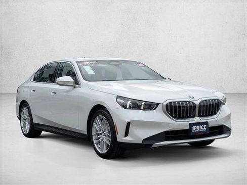 Used 2025 BMW 530i xDrive AWD/4WD image 3