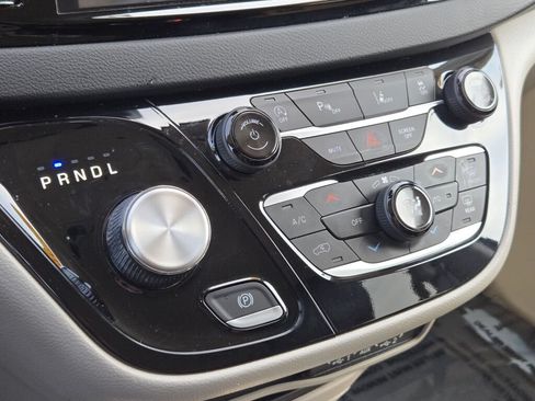 Used 2023 Chrysler Pacifica Touring-L FWD image 22