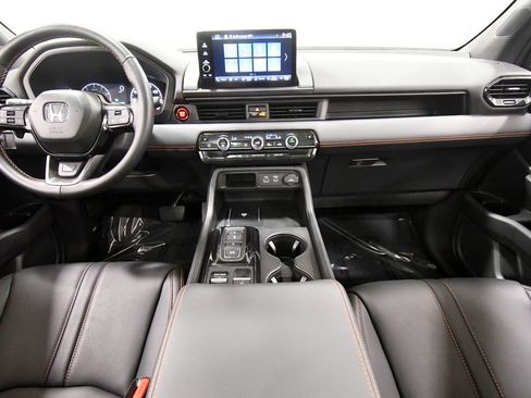 Certified 2025 Honda Pilot TrailSport image 3