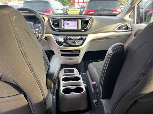 Used 2023 Chrysler Voyager LX FWD image 14