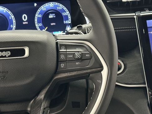 Used 2023 Jeep Grand Cherokee Limited image 9