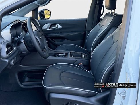 New 2026 Chrysler Pacifica Limited image 9