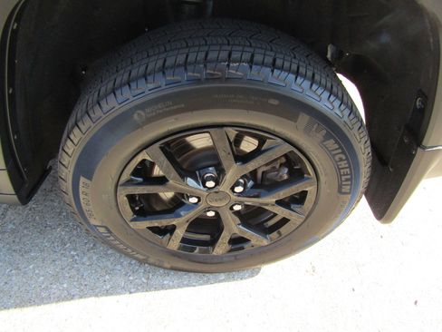 Used 2023 Jeep Grand Cherokee L Laredo AWD/4WD image 10