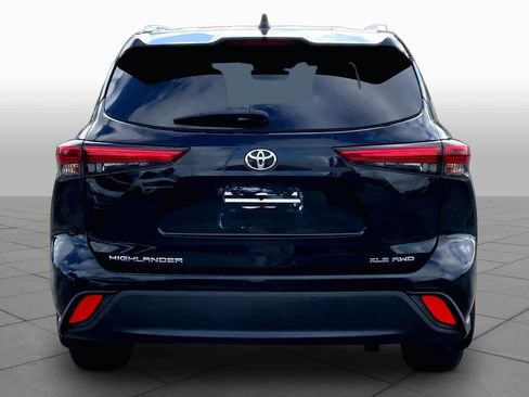 Used 2020 Toyota Highlander XLE AWD/4WD image 5