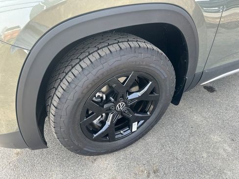 New 2026 Volkswagen Atlas Peak Edition image 2