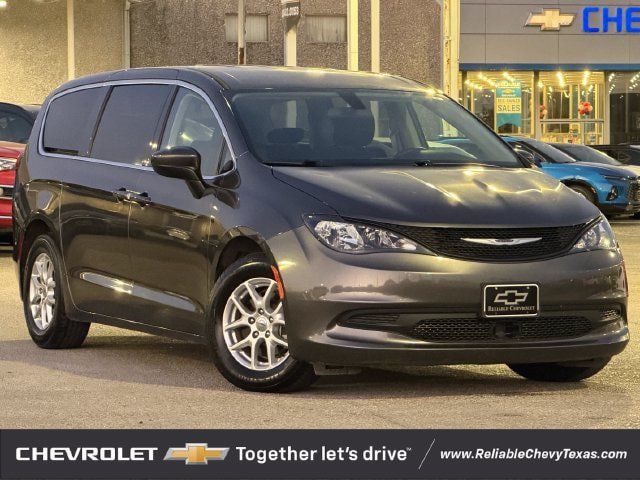 Used 2022 Chrysler Voyager LX FWD image 2