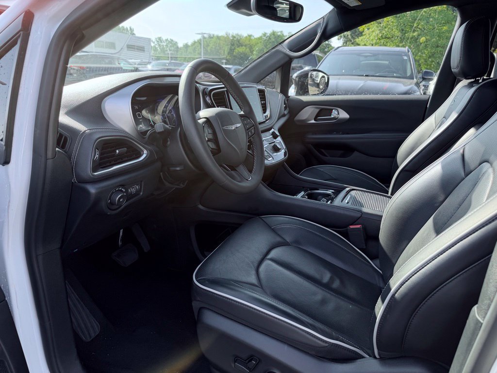 Certified 2025 Chrysler Pacifica Limited FWD image 24