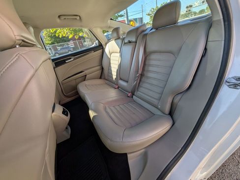 Used 2017 Ford Fusion SE w/ Fusion SE Technology Package image 18