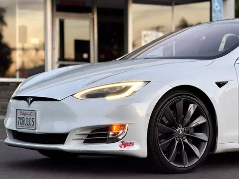 Used 2017 Tesla Model S 90D image 4