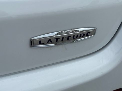 Used 2025 Jeep Compass Latitude AWD/4WD image 9